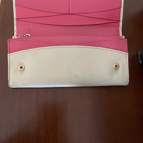 Cream colored Prada wallet. In used condition. - Picture 3 of 4